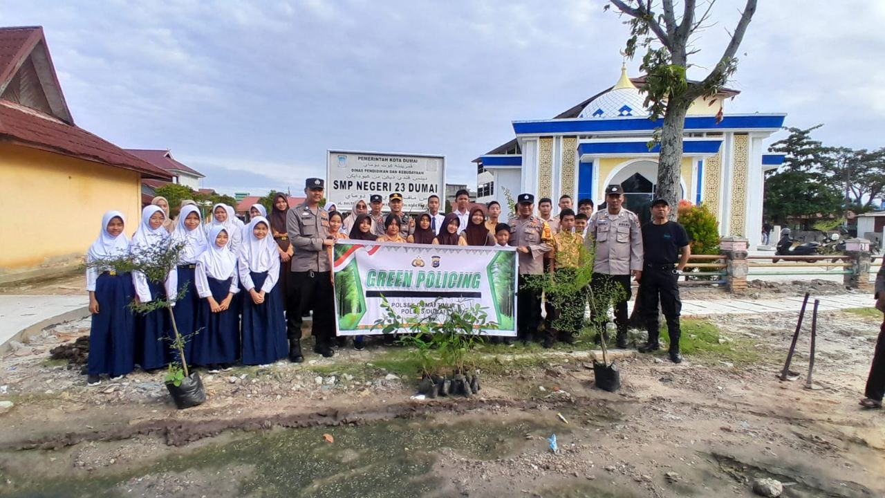Polsek Dumai Timur Laksanakan Penyuluhan Bahaya Bullying dan Penanaman Pohon di SMPN 23 Dumai